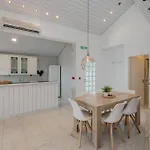 Luxury W Shared Pool 3 Balconies And Terrace Апартаменты