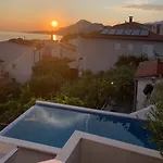Luxury W Shared Pool 3 Balconies And Terrace Омиш