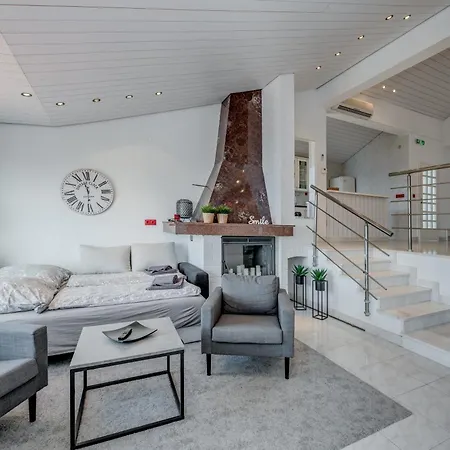 Luxury W Pool 3 Balconies Terrace & Sea View Apartment *